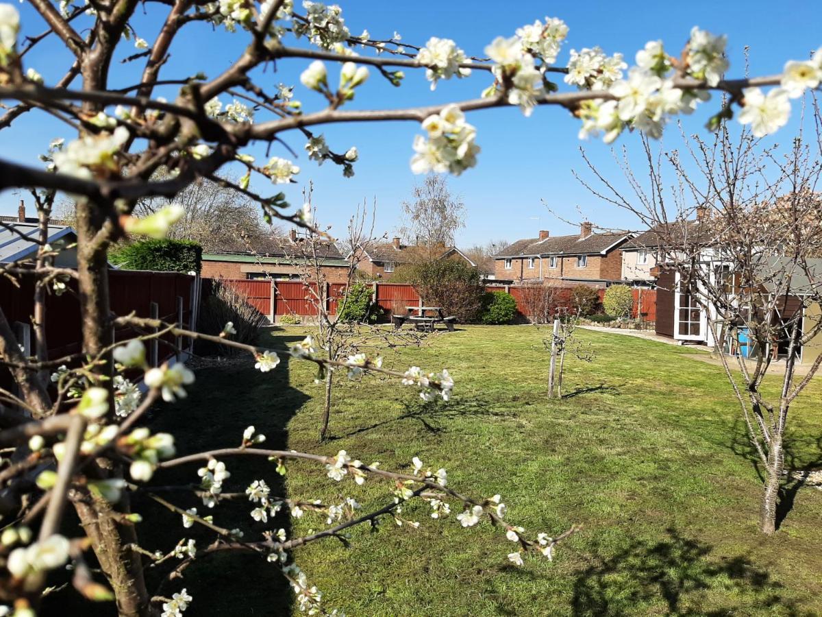 Huge Garden House For Contractors And Families Villa Ollerton Bagian luar foto